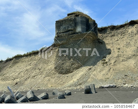 倒塌的戰爭遺跡碉堡“豐井濱倒塌的碉堡” 105858467