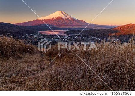 Mt. Fuji and Yamanakako of the morning glow seen from Mt. 105858502