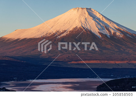 Mt. Fuji and Yamanakako of the morning glow seen from Mt. Mt. Fuji and Yamanakako of the morning glow seen from Mt. 105858503