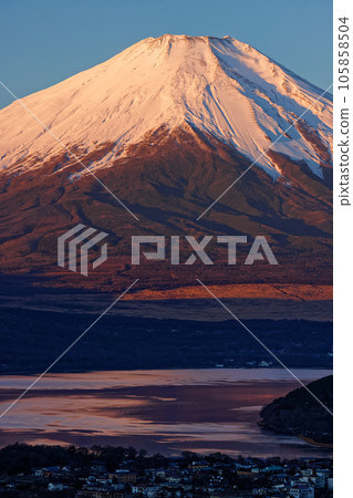 從山上看到的晨光山的富士山和山中湖。 105858504