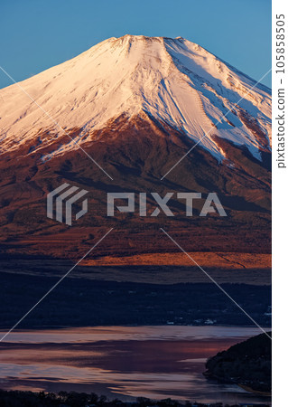 從山上看到的晨光山的富士山和山中湖。 105858505