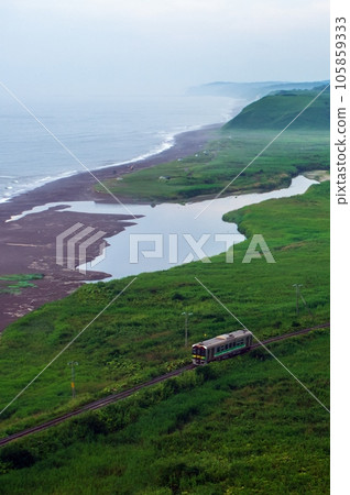 Kiha H100 running on the Pacific coast Kiha H100 running on the Pacific coast 105859333