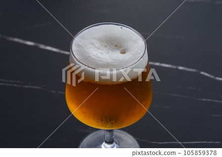 冰鎮啤酒,氣泡細膩 冰鎮啤酒,氣泡細膩 105859378