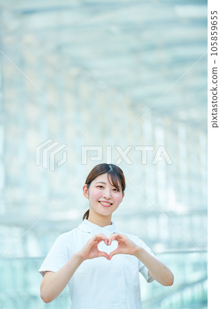一個穿白大褂的女人用雙手做一個心形 105859655