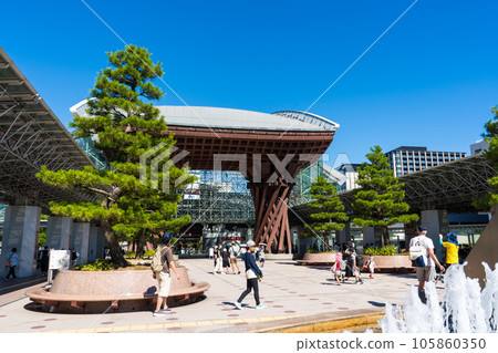 Symbol Tsuzumimon Gate in front of Hokuriku Shinkansen Kanazawa Station | Image of Kanazawa | Kanazawa City, Ishikawa Prefecture Symbol Tsuzumimon Gate in front of Hokuriku Shinkansen Kanazawa Station | Image of Kanazawa | Kanazawa City, Ishikawa Prefecture 105860350