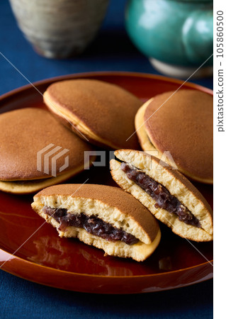 Dorayaki cut in half 105860500