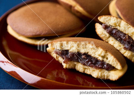 Dorayaki cut in half 105860502