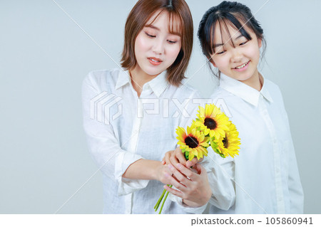 兩個女人的肖像 | 父母和孩子/姐妹 105860941
