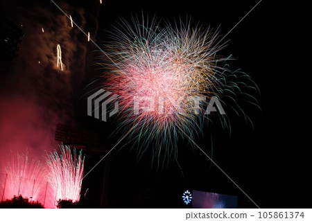 神宮花火大會上絢麗多彩的煙花 105861374