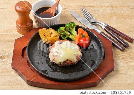 注）蒸汽是合成的。芝士漢堡。漢堡盤上舖有奶酪。 105861739