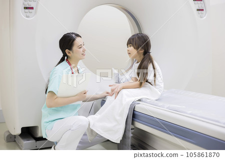 女放射科醫生鼓勵孩子接受 CT 掃描 105861870