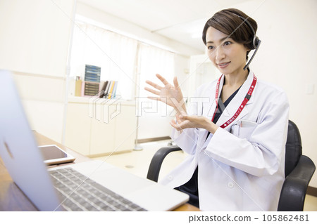 A female doctor who asks a question in remote medical treatment 105862481