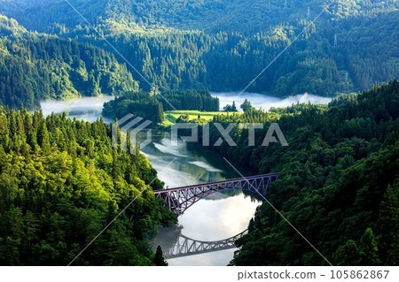 夏季晨霧中的只見線第一橋（福島縣三島町，7月中旬） 105862867