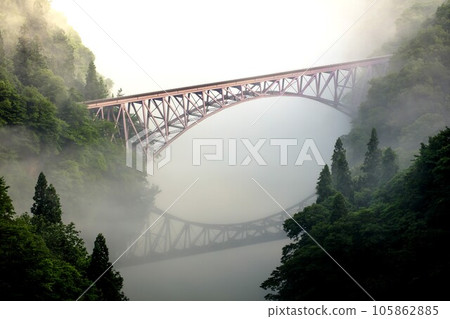 夏季晨霧籠罩的只見線第一隻見河大橋(福島縣三島町,7月下旬) 夏季晨霧籠罩的只見線第一隻見河大橋(福島縣三島町,7月下旬) 105862885