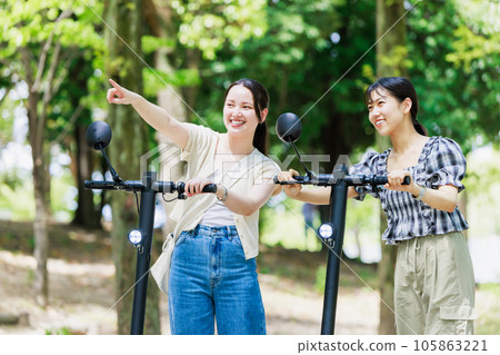 與朋友一起騎電動浮板的年輕女子 與朋友一起騎電動浮板的年輕女子 105863221