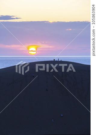夏季鳥取沙丘的夜景及其形態 鳥取縣 鳥取沙丘 夏季鳥取沙丘的夜景及其形態 鳥取縣 鳥取沙丘 105863904