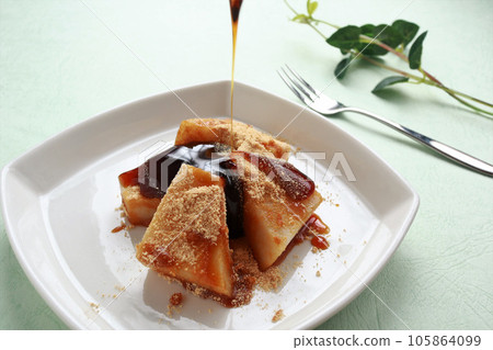 Kuzumochi with mushrooms and brown sugar syrup Kuzumochi with mushrooms and brown sugar syrup 105864099