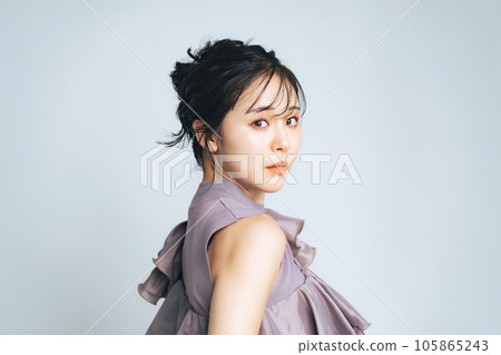 Women's fashion portrait 105865243