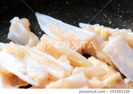 A close-up of the cooking scene of grilling chicken cartilage in a frying pan. 105865286