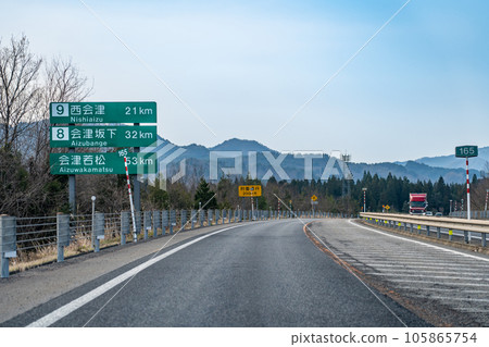 福島縣磐越高速公路西會津IC出口附近行駛 105865754