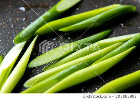蒜苗(斜切)在煎鍋中煎炸的烹飪場景。 蒜苗(斜切)在煎鍋中煎炸的烹飪場景。 105865992