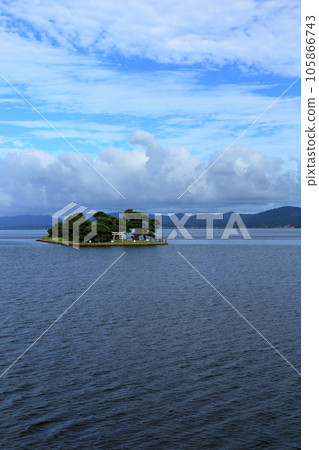 Lake Shinji and Yomegashima in Matsue City, Shimane Prefecture where the summer sky spreads 105866743