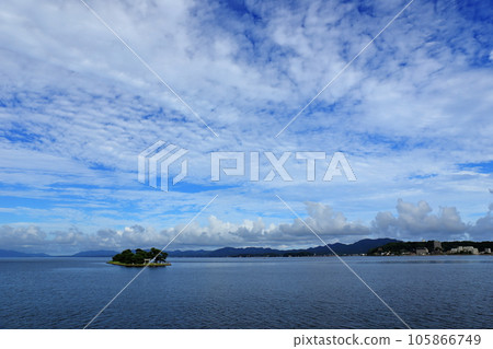 Lake Shinji and Yomegashima in Matsue City, Shimane Prefecture where the summer sky spreads 105866749