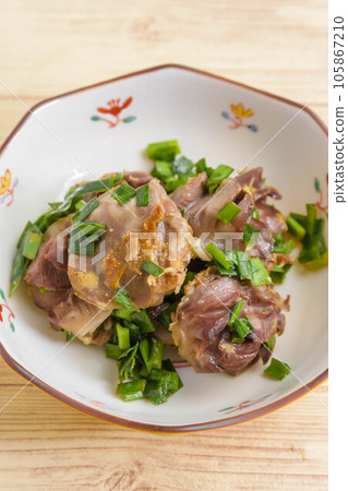 Stir-fried gizzards and Chinese chives Stir-fried gizzards and Chinese chives 105867210