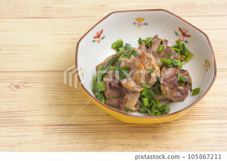 Stir-fried gizzards and Chinese chives Stir-fried gizzards and Chinese chives 105867211
