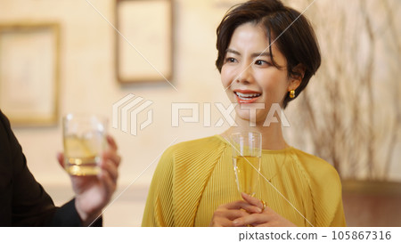 Men and women drinking champagne 105867316