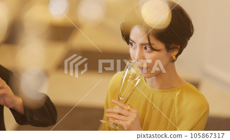 Men and women drinking champagne Men and women drinking champagne 105867317