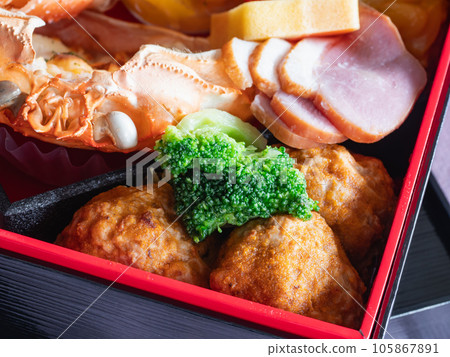 日本新年菜餚。肉丸、西蘭花和鴨火腿。 日本新年菜餚。肉丸、西蘭花和鴨火腿。 105867891