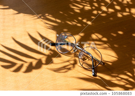 窗邊桌子上的眼鏡 105868083