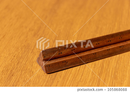 放置在木板上的木尺 放置在木板上的木尺 105868088