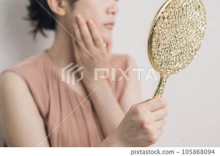 40多歲的女人，擔心照鏡子 105868094