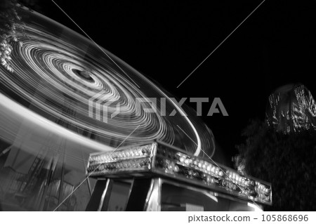 Round ferris wheel spins fast at black night 105868696