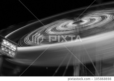 Round ferris wheel spins fast at black night 105868698