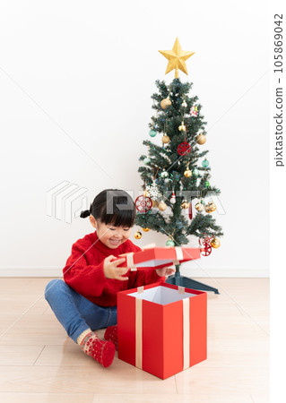 Christmas tree and child 105869042