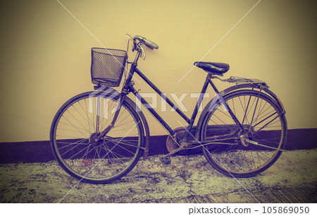 Vintage Bicycle Against Grunge Wall Vintage Bicycle Against Grunge Wall 105869050