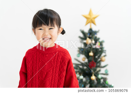 Christmas tree and child Christmas tree and child 105869076