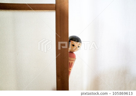 Kokeshi Peeking Through a Glass Fusuma Kokeshi Peeking Through a Glass Fusuma 105869613