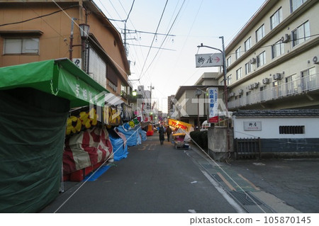 Yumura hot spring village early in the morning lined with festival food stalls 105870145