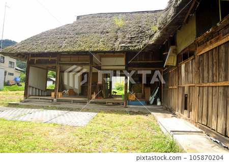 Dismantling of an old thatched house 105870204
