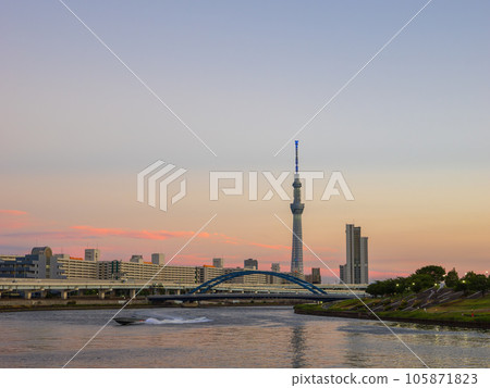 Evening view of Sumida River and Tokyo Sky Tree Evening view of Sumida River and Tokyo Sky Tree 105871823