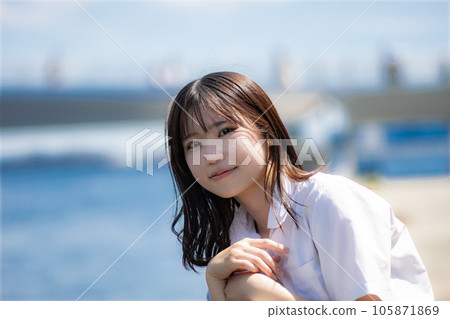 一名高中女生站在橫濱的海灘上 105871869