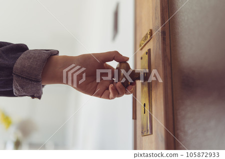 時尚的古董門把手 105872933