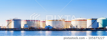 The coast of Tokyo Bay lined with oil storage tanks 【 Image of energy 】 105873227