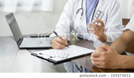 Female doctors who treat patients make an appointment to listen to the results after a physical examination and explain medical information and diagnose the disease. Medical concepts and good health Female doctors who treat patients make an appointment to listen to the results after a physical examination and explain medical information and diagnose the disease. Medical concepts and good health 105873631