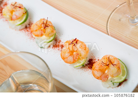 Fried shrimps on rice with lime and saffron 105876182