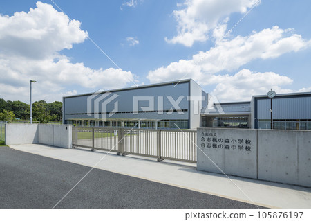 楓田森小學、國中校門 楓田森小學、國中校門 105876197